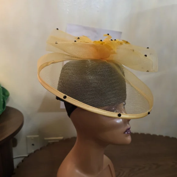 Elegant Yellow Fascinator Hat - Picture 2 of 3